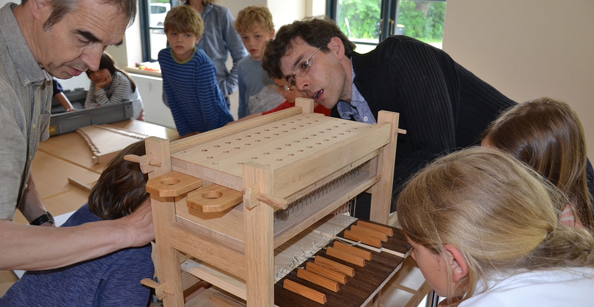 Kinder bauen eine Orgel